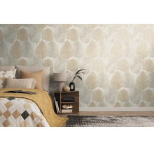 Schlafzimmer mit Bett und einer Wand mit Blättertapete.