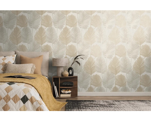 Schlafzimmer mit Bett und einer Wand mit Blättertapete.