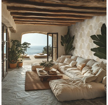 Wohnzimmer mit großem Sofa, Holzbalkendecke und Meerblick