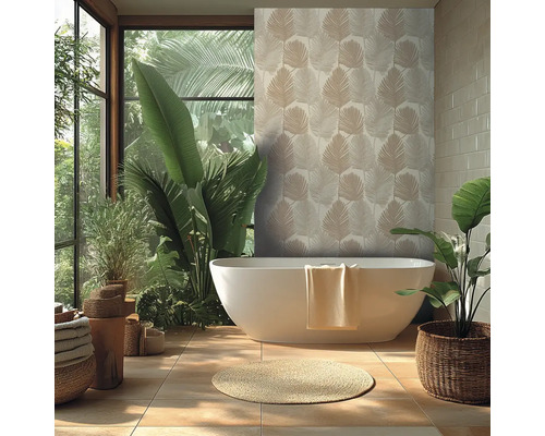 Badezimmer mit freistehender Badewanne, Pflanzen und Tapete mit Blättermuster für eine natürliche Atmosphäre