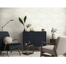 Modernes Wohnzimmer mit Kommode, Sesseln und Dekoration