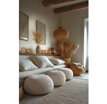 Gemütliches Wohnzimmer mit Sitzkissen, Kissen, Teppich und Dekorationen