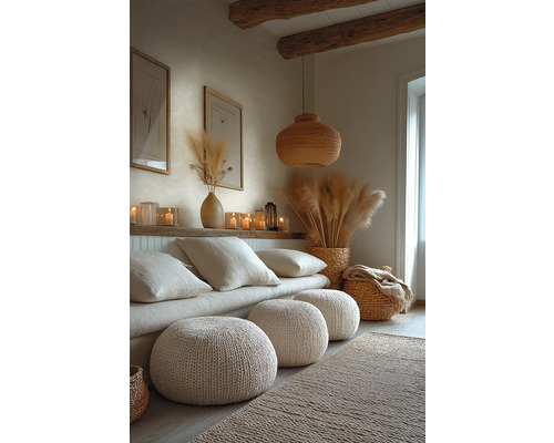 Gemütliches Wohnzimmer mit Sitzkissen, Kissen, Teppich und Dekorationen