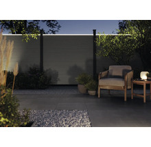 Garten mit Zaun mit integrierter Beleuchtung, Sessel und Beistelltisch