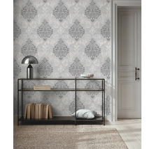 Dekorativer Raum mit gemusterter Tapete, Regal und Tür