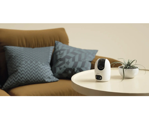 Innenraumaufnahme mit einer Überwachungskamera auf einem Tisch neben einer Couch