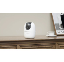 Imou Überwachungskamera auf einem Holzschrank