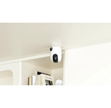 Eine weiße Überwachungskamera ist unter einer Oberfläche montiert und bietet Sicherheit.