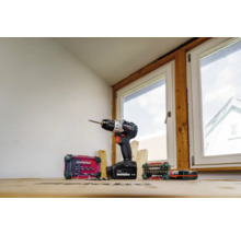 Akkuschrauber von Metabo mit Bohrer- und Bit-Set vor einem Fenster