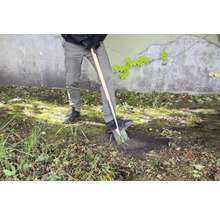 Person gräbt mit Spaten im Garten