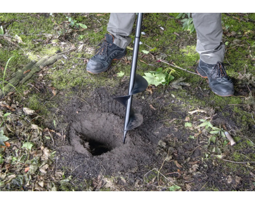 Bohrer im Erdreich zum Ausheben eines Lochs
