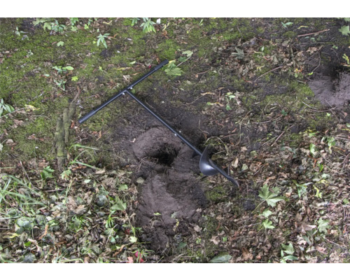 Erdlochbohrer im Einsatz auf einem Gartenboden