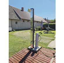 Gartenszene mit Dusche und Wassersäule auf Holzplattform
