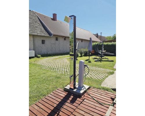 Gartenszene mit Dusche und Wassersäule auf Holzplattform