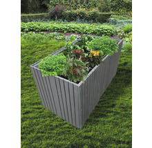 Hochbeet aus Holz mit Bepflanzung im Garten