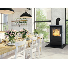 Wohnzimmer mit Esstisch, Stühlen und Kaminofen