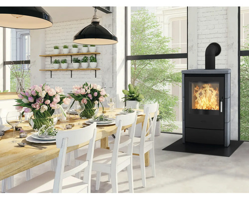 Wohnzimmer mit Esstisch, Stühlen und Kaminofen