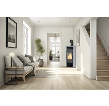 Wohnzimmer mit Kaminofen, Sofa, Pflanze und Treppe in hellem Design