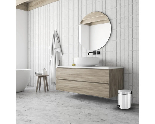 Modernes Badezimmer mit Waschbecken, Spiegel, und Accessoires