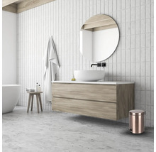 Badezimmer mit Waschtisch, Spiegel, Badewanne und Accessoires