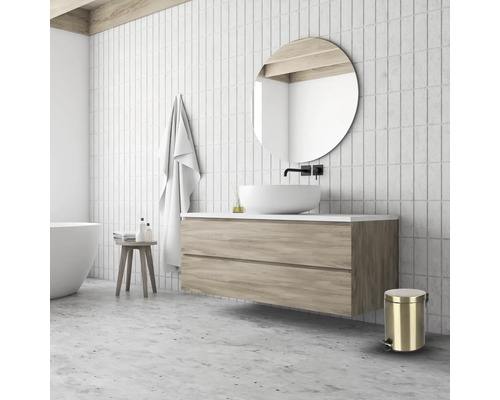 Badezimmer mit Waschtisch, Spiegel, Handtuch, Hocker und Treteimer