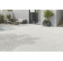 Terrasse mit Fliesen, Sitzgruppe und Pflanzenkübeln