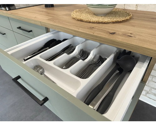 Küchenschublade mit Besteckeinsatz und verschiedenen Besteckteilen