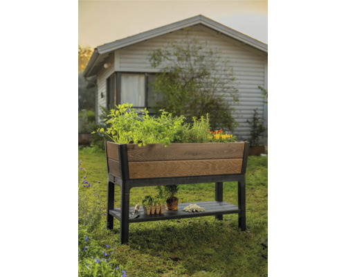 Hochbeet aus Holz und Kunststoff mit Ablage im Garten