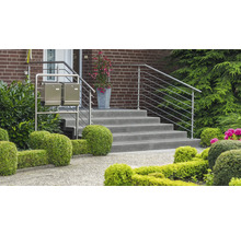 Treppe mit Edelstahlgeländer, Briefkästen und Gartenbepflanzung vor einem Haus