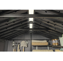 Innenansicht eines Gerätehauses mit Regalen, Werkzeugen und Beleuchtung