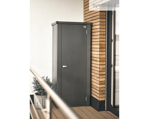 Metall Geräteschrank vor einer Hauswand