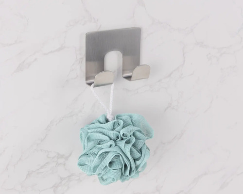 Duschschwamm hängt an einem Edelstahl Wandhaken