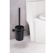 Schwarze Toilettenbürste mit Wandhalterung neben einer Toilette