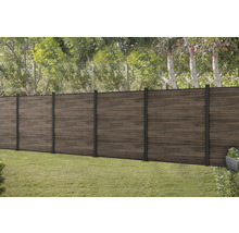 Holzzaun mit Metallpfosten im Garten