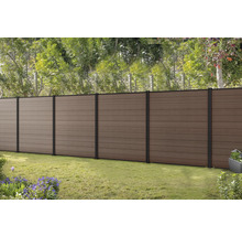 Gartenszene mit Holzzaun und Metallpfosten