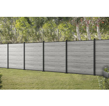 Grauer Holzzaun mit schwarzen Pfosten im Garten.