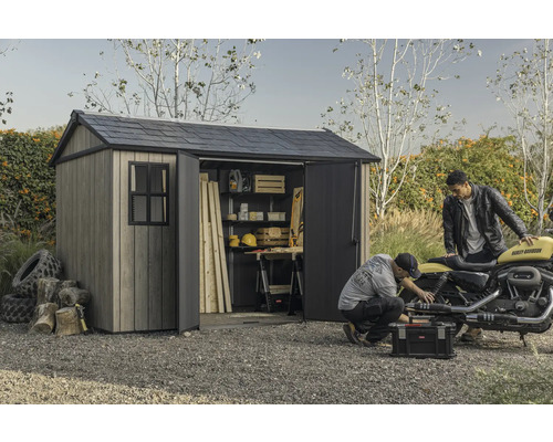 Gartenschuppen mit geöffneten Türen, Motorrad und zwei Personen