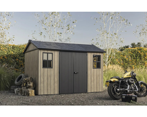 Gartenschuppen mit Doppeltür und Fenstern neben einem Motorrad und Autoreifen