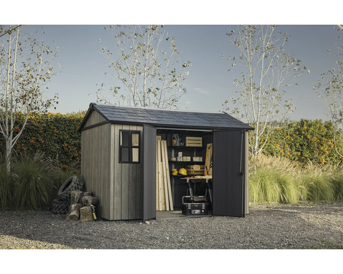 Gartenschuppen mit geöffneten Türen, Werkzeugen und Holzregalen