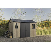 Gartenschuppen mit Doppeltür und Fenstern im Garten