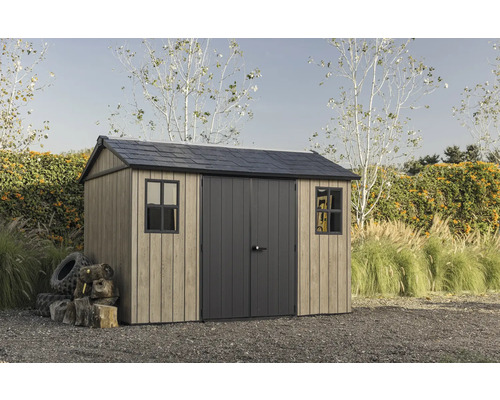 Gartenschuppen mit Doppeltür und Fenstern im Garten