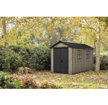 Gartenschuppen aus Holz mit Doppeltür und Fenstern im Garten