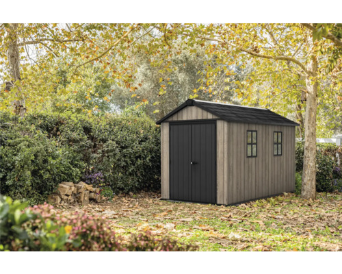 Gartenschuppen aus Holz mit Doppeltür und Fenstern im Garten