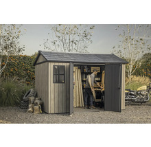 Gartenhaus mit geöffneten Türen, Werkbank und einer Person, die darin arbeitet