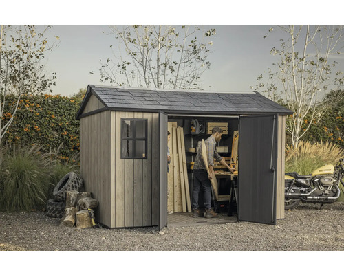 Gartenhaus mit geöffneten Türen, Werkbank und einer Person, die darin arbeitet