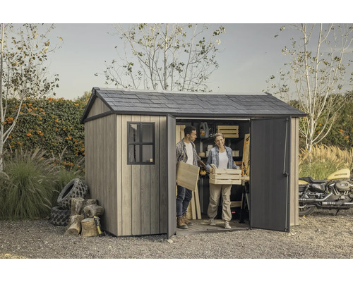 Gartenszene mit Gerätehaus, zwei Personen tragen Holzkisten