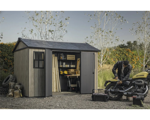 Geräteschuppen mit geöffneten Türen, Werkzeug und Motorrad im Garten