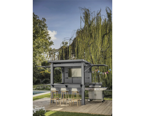 Outdoor-Bar mit Grill und Hockern im Garten
