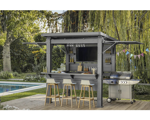 Komplette Outdoor-Küche mit Grill, Bartheke, Fernseher und Barhockern auf einer Terrasse