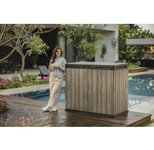 Garten-Aufbewahrungsbox aus Holzoptik neben einer Frau auf einer Terrasse